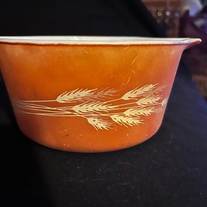 PYREX Autumn Harvest Wheat Rust 473-B Runde Auflaufform mit Deckel – USA