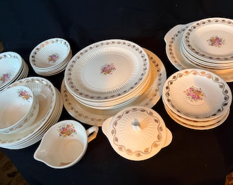 Juego de 41 piezas de porcelana vintage Royal China con diseño floral y detalles en oro de 22k. Un juego de 6 piezas absolutamente precioso.