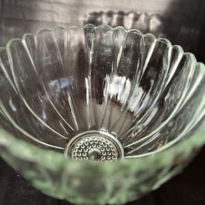 Grand bol en verre transparent à bords festonnés et nervurés avec fond en clous