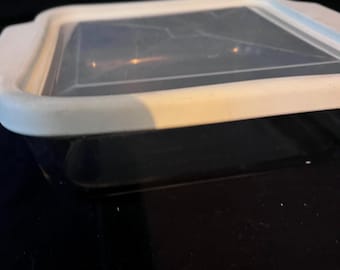 Fuente de vidrio transparente cuadrada para hornear Anchor Hocking de 2 cuartos de galón (8" x 8") con tapa.