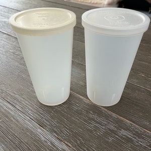 Vintage TUPPERWARE Sheer White Getränkebehälter mit Snap On Deckel-2er-Set