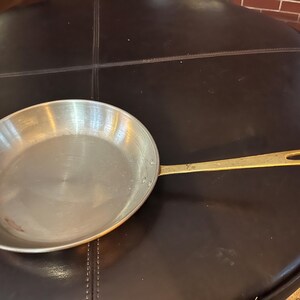 Puede incluir: Un juego de tres tazas de cerámica con un acabado mate moteado. Las tazas son de color crema, gris claro y gris oscuro. Cada taza tiene un diseño simple y minimalista y un asa redondeada.