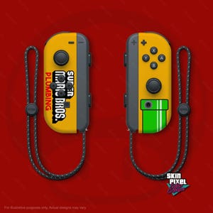 Peut inclure: Une peau de manette Nintendo Switch Joy-Con jaune et noire avec un motif de tuyau vert et le texte "SUPER MARIO BROS. PLUMBING".
