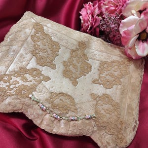 Bellissimo astuccio per lingerie in pizzo degli anni '20 ~ pizzo floreale vittoriano ~ astuccio fatto a mano - astuccio per camicia da notte boudoir vintage.