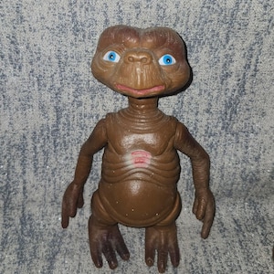 E.T. the Extra-terrestrial the Original Collectibles Reading