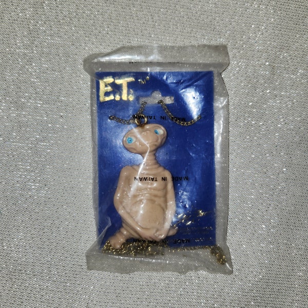 New Old Stock Vintage ET 1982 Full Figure Necklace On Card