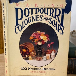 Könnte beinhalten: Ein Vintage-Buch mit dem Titel "Making Potpourri, Colognes and Soaps" mit einer Blumenillustration auf dem Cover. Das Buch enthält 102 natürliche Rezepte von David A. Webb.