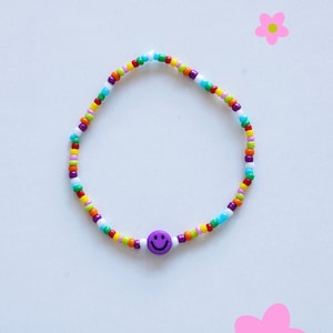 Buntes Perlenarmband mit Smiley verschiedene Varianten lila Smiley