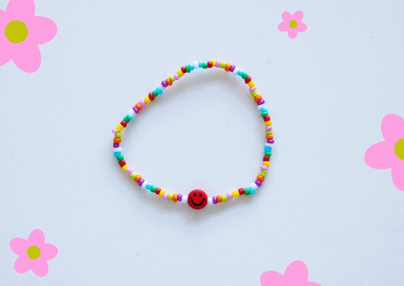 Buntes Perlenarmband mit Smiley verschiedene Varianten roter Smiley