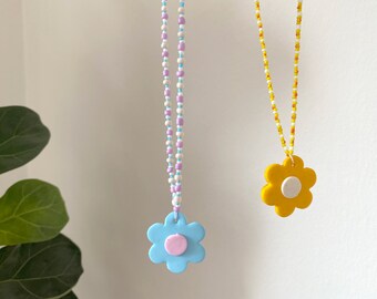 Collier de perles colorées avec pendentif fleur | Collier tendance avec pendentif fleur en argile