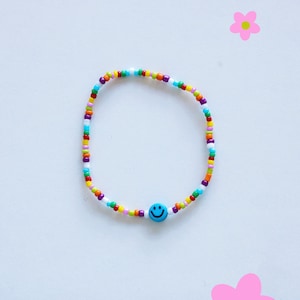 Buntes Perlenarmband mit Smiley verschiedene Varianten blauer Smiley