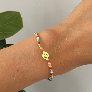 Buntes Perlenarmband mit Smiley verschiedene Varianten gelber Smiley