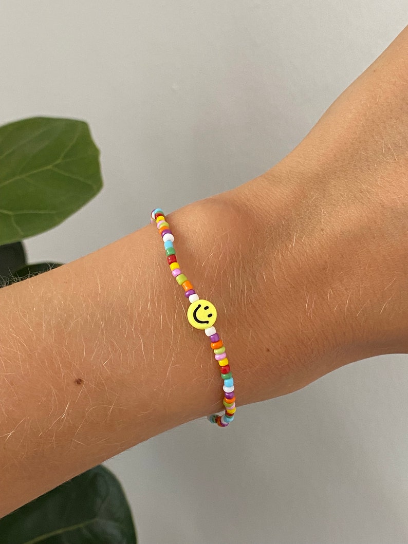 Buntes Perlenarmband mit Smiley verschiedene Varianten gelber Smiley