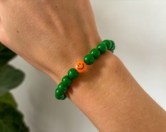 Bracelet en perles vertes avec un smiley coloré, nombreuses variantes différentes