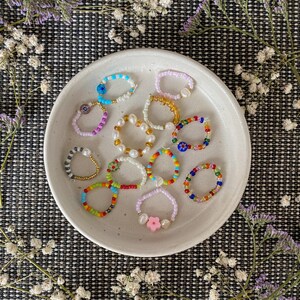 Colorful pearl rings || Freshwater pearls, glass beads, rocaille beads, flowers || sweet, handmade rings in different variations