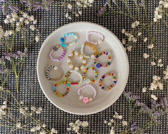 Colorful pearl rings || Freshwater pearls, glass beads, rocaille beads, flowers || sweet, handmade rings in different variations