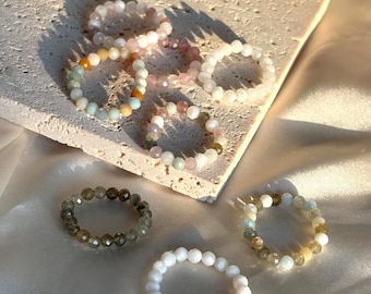 bysuzi - perlenring / handmade jewelry / bunte Perlen / minimalistischer Schmuck / natürliche Kristall Facettierte Perlen / elastisch