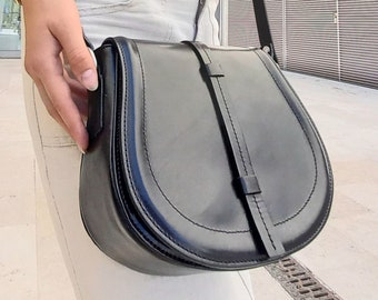 Sac de selle noir fabriqué à la main en Italie à partir de cuir italien de qualité supérieure. Corps croisé noir pour femmes. Peut être un petit sac à bandoulière et un bandoulière