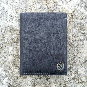 Portafoglio in pelle da uomo. Handmade artigianale fatto in Italia di vero cuoio. Perfetto regalo. Bifold slim leather wallet for men