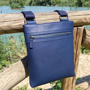 Bolso bandolera pequeño de piel para hombre. Fabricado a mano en Italia y es una pieza única de primera calidad. Bolso bandolera minimalista de piel