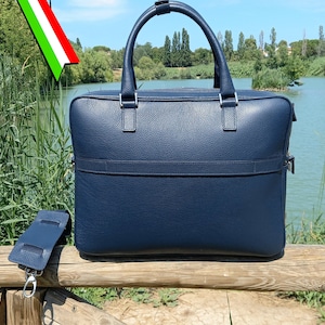 Sacoche pour ordinateur portable en cuir. Fait main en Italie, c'est une pièce unique de qualité supérieure pour le travail ou les voyages. Serviette en cuir spacieuse
