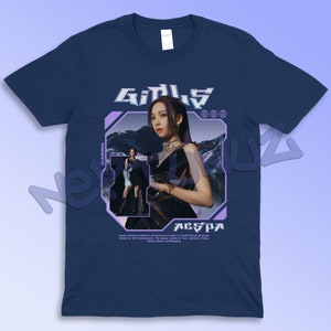 Puede incluir: Camiseta azul marino con un dise&ntilde;o gr&aacute;fico de Karina del grupo Aespa. El dise&ntilde;o incluye la palabra "GIRLS" en una fuente futurista, el nombre "KARINA" y el nombre del grupo "AESPA". La camiseta tiene cuello redondo y mangas cortas.