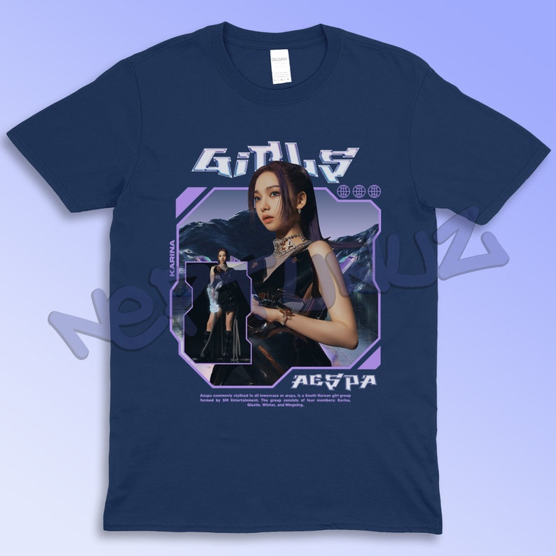 Puede incluir: Camiseta azul marino con un dise&ntilde;o gr&aacute;fico de Karina del grupo Aespa. El dise&ntilde;o incluye la palabra "GIRLS" en una fuente futurista, el nombre "KARINA" y el nombre del grupo "AESPA". La camiseta tiene cuello redondo y mangas cortas.