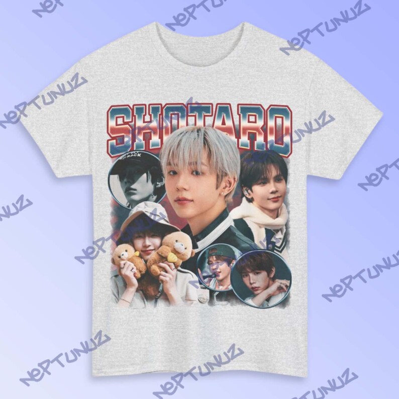 Puede incluir: Camiseta gris claro con un collage de im&aacute;genes y el nombre "SHOTARO" en una fuente retro. Las im&aacute;genes incluyen retratos de un joven con cabello claro y otras personas.