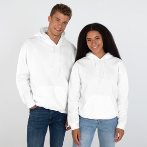 K&ouml;nnte beinhalten: Zwei Personen tragen wei&szlig;e Kapuzenpullover. Die Sweatshirts haben eine Vordertasche und eine Kapuze mit Kordelzug. Sie werden mit blauen Jeans kombiniert. Der Hintergrund ist einfarbig wei&szlig;.