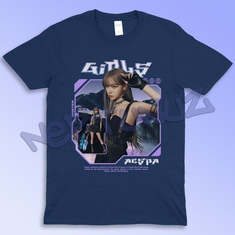 Puede incluir: Camiseta azul marino con un gr&aacute;fico de una mujer, el texto "GIRLS" y "AESPA". El dise&ntilde;o incluye un marco geom&eacute;trico p&uacute;rpura con la palabra "WINTER". La camiseta est&aacute; hecha de un material suave y c&oacute;modo.