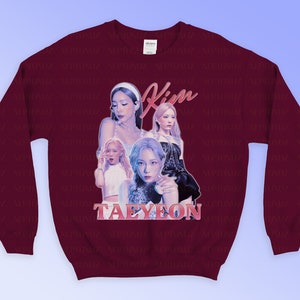 K&ouml;nnte beinhalten: Ein weinrotes Sweatshirt mit einer Grafik von Taeyeon Kim. Der Name "Kim" steht in rosa Schrift &uuml;ber dem Bild und "Taeyeon" in rosa Blockbuchstaben darunter. Das Bild ist eine Collage von Taeyeon in verschiedenen Posen.
