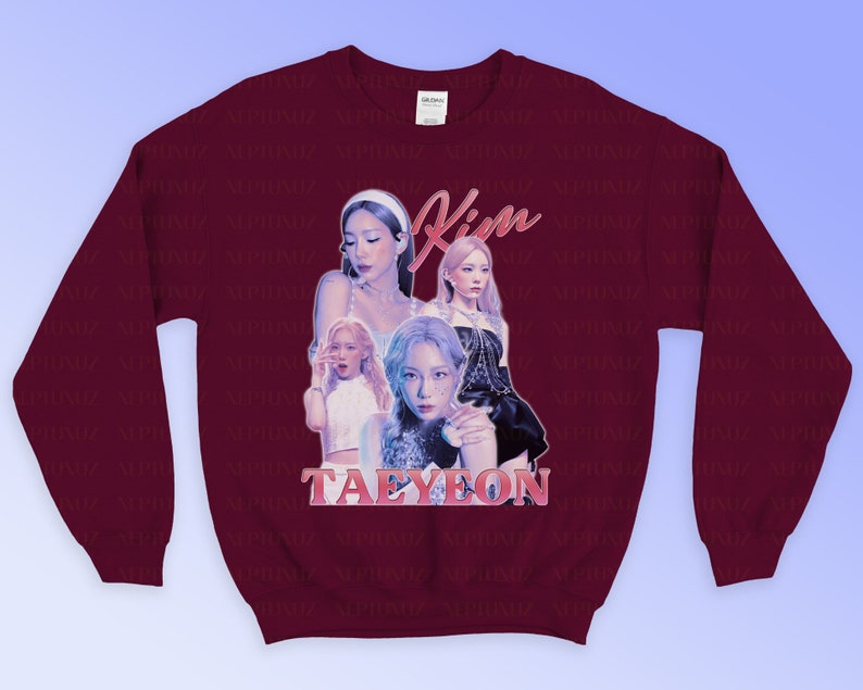 K&ouml;nnte beinhalten: Ein weinrotes Sweatshirt mit einer Grafik von Taeyeon Kim. Der Name "Kim" steht in rosa Schrift &uuml;ber dem Bild und "Taeyeon" in rosa Blockbuchstaben darunter. Das Bild ist eine Collage von Taeyeon in verschiedenen Posen.
