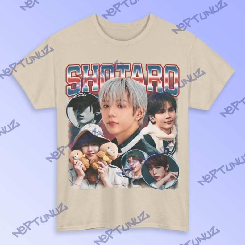 Puede incluir: Camiseta color crema con un gr&aacute;fico de estilo vintage que presenta a una persona con cabello plateado y el nombre "SHOTARO" en letras rojas y azules. El dise&ntilde;o incluye m&uacute;ltiples retratos circulares de la misma persona.