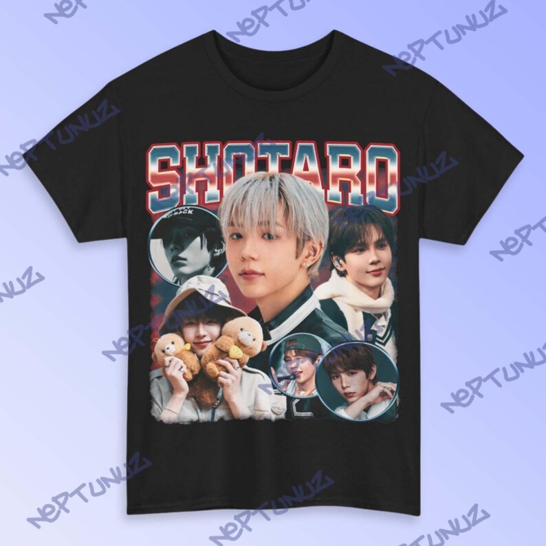 Puede incluir: Camiseta negra con un dise&ntilde;o retro que presenta el nombre "SHOTARO" en una fuente roja, blanca y azul. El dise&ntilde;o incluye m&uacute;ltiples im&aacute;genes de una persona con cabello claro y otras im&aacute;genes en c&iacute;rculos. La camiseta tiene una est&eacute;tica vintage.