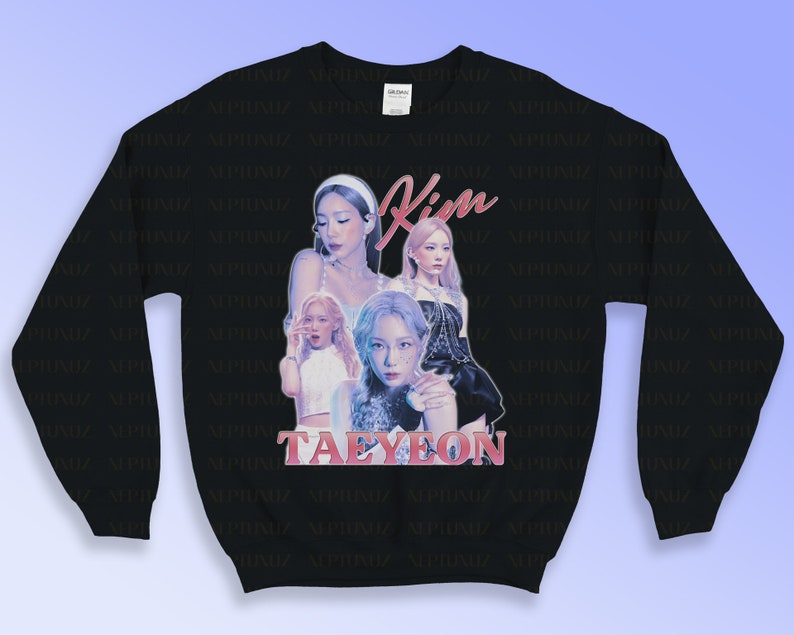 K&ouml;nnte beinhalten: Schwarzes Sweatshirt mit einer Collage von Bildern einer S&auml;ngerin, mit dem Namen "Kim" in rosa Schrift dar&uuml;ber und "TAEYEON" in rosa Blockbuchstaben darunter. Das Sweatshirt hat lange &Auml;rmel und einen Rundhalsausschnitt.