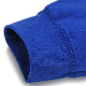 K&ouml;nnte beinhalten: Nahaufnahme eines k&ouml;nigsblauen Sweatshirt-&Auml;rmelb&uuml;ndchens. Das B&uuml;ndchen ist gerippt und hat eine doppelt gen&auml;hte Naht. Der Stoff scheint ein weiches Strickmaterial zu sein. Der &Auml;rmel ist leicht angewinkelt.
