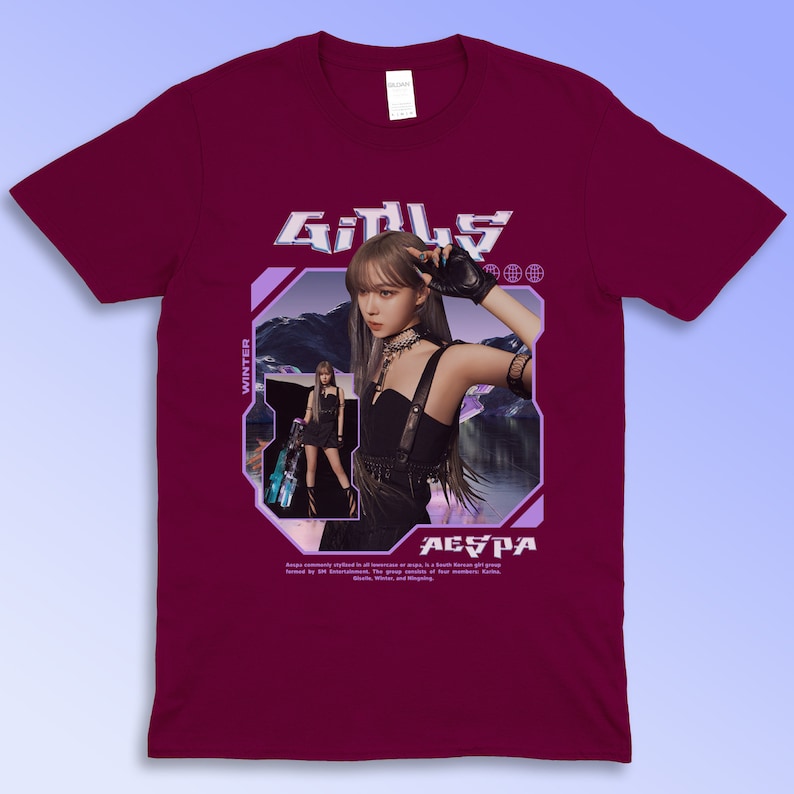 Puede incluir: Camiseta burdeos con un gr&aacute;fico de una mujer y la palabra "GIRLS" en una fuente futurista. La imagen incluye el texto "WINTER" y "AESPA". La camiseta es de la marca Gildan.