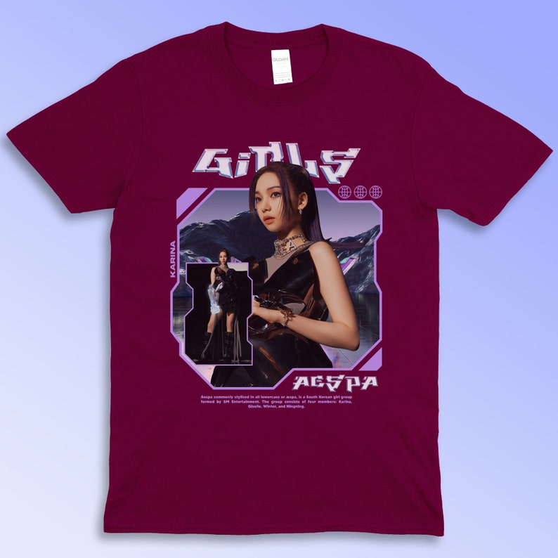 Puede incluir: Camiseta granate con un dise&ntilde;o gr&aacute;fico. El dise&ntilde;o incluye la palabra "GIRLS" en una fuente futurista, una foto de una mujer y los textos "AESPA" y "KARINA". La camiseta tambi&eacute;n tiene texto adicional.