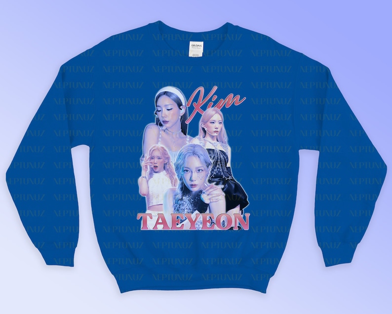 K&ouml;nnte beinhalten: K&ouml;nigsblaues Sweatshirt mit einer Grafik von vier Frauen, dem Namen "Kim" in rosa Schrift und "TAEYEON" in rosa Blockbuchstaben. Das Sweatshirt hat einen Rundhalsausschnitt.