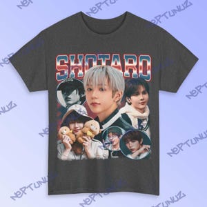 Puede incluir: Camiseta gris oscuro con un dise&ntilde;o retro. La palabra "SHOTARO" est&aacute; impresa en rojo, blanco y azul. La camiseta presenta un collage de im&aacute;genes de una persona. El dise&ntilde;o tiene una est&eacute;tica vintage.