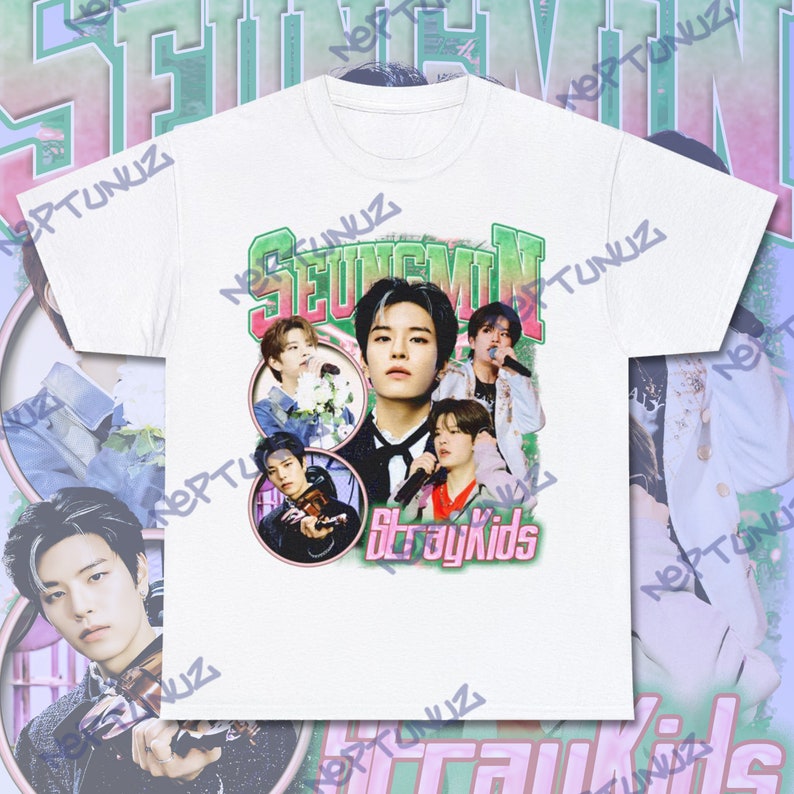 Puede incluir: Camiseta blanca con un dise&ntilde;o retro que presenta im&aacute;genes de un grupo musical, el nombre "SEUNGMIN" en verde y las palabras "StrayKids" en rosa. El dise&ntilde;o tiene un estilo vintage.