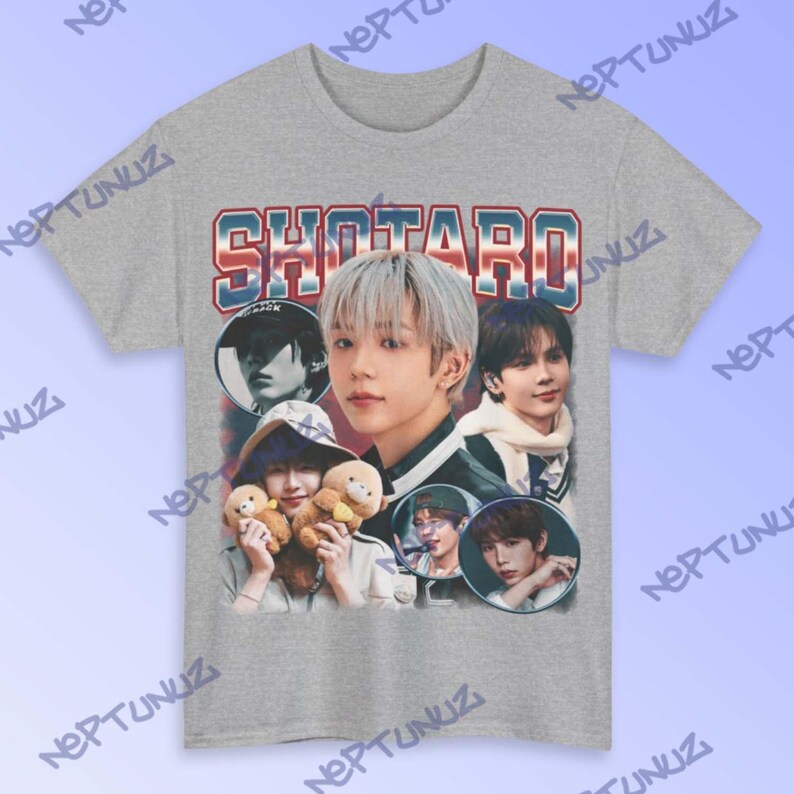 Puede incluir: Camiseta gris con un dise&ntilde;o gr&aacute;fico retro. El dise&ntilde;o presenta el nombre "SHOTARO" en letras rojas, blancas y azules, junto con varias im&aacute;genes de una persona, creando una est&eacute;tica vintage.