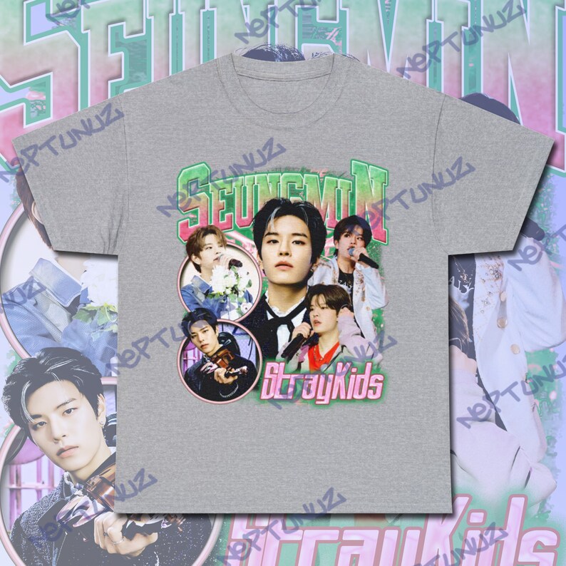 Puede incluir: Camiseta gris con dise&ntilde;o retro. Presenta un collage de im&aacute;genes de un grupo musical, el nombre "SEUNGMIN" en verde y las palabras "StrayKids" en rosa. La camiseta tiene un dise&ntilde;o vintage.