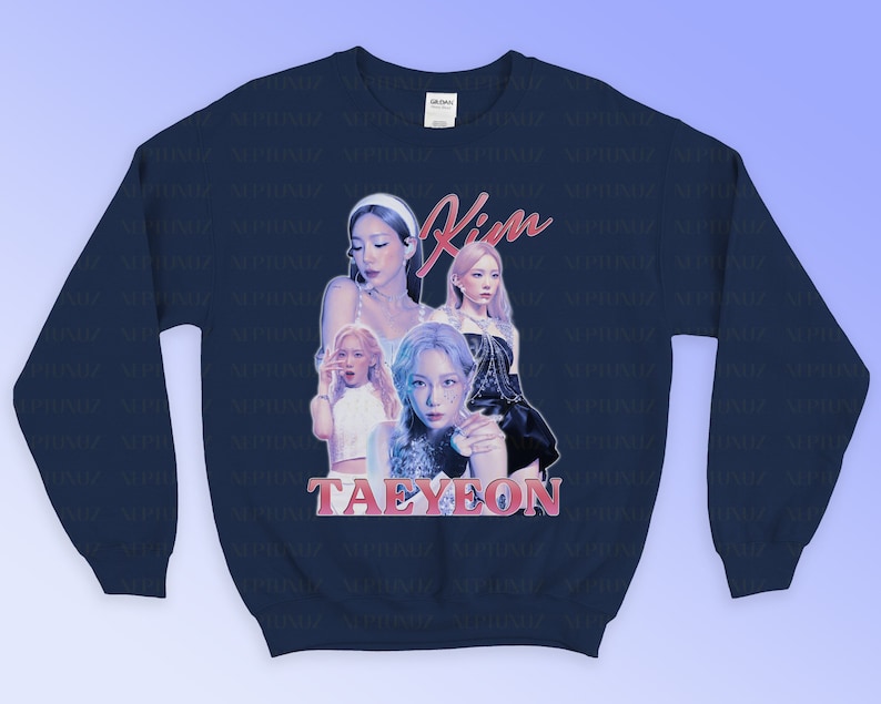 K&ouml;nnte beinhalten: Marineblaues Sweatshirt mit einer Collage von Bildern einer S&auml;ngerin, mit dem Namen "Kim Taeyeon" in rosa Schrift. Das Sweatshirt hat einen Rundhalsausschnitt und lange &Auml;rmel. Der Hintergrund ist ein Farbverlauf von Blau und Lila.
