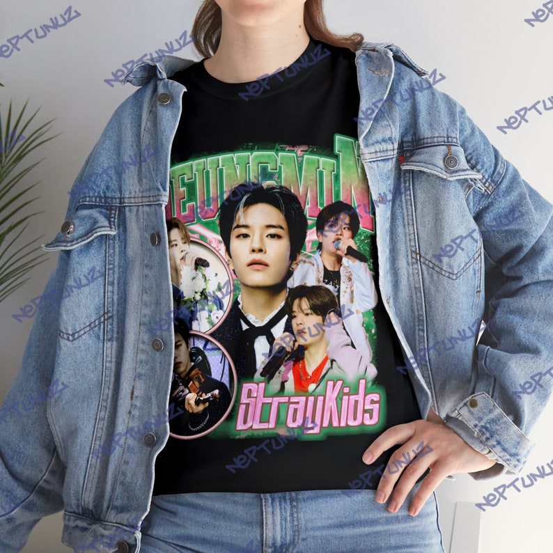 Puede incluir: Camiseta negra con un collage de im&aacute;genes de un artista musical, con el nombre "SEUNGMIN" en verde y el nombre de la banda "StrayKids" en rosa. El dise&ntilde;o tiene un aspecto vintage y desgastado.