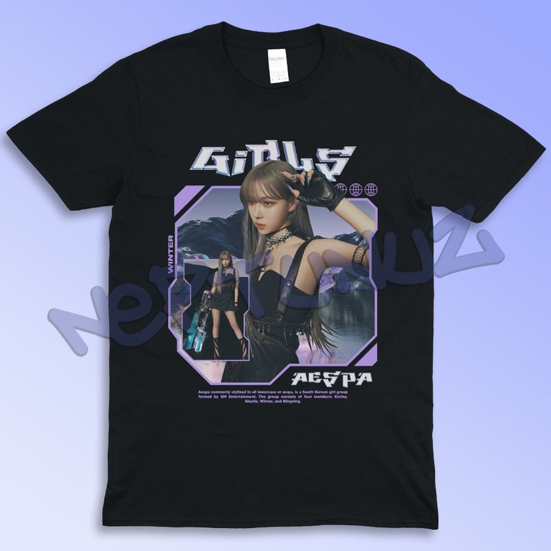 Puede incluir: Camiseta negra con un gr&aacute;fico de una mujer y la palabra "GIRLS" en una fuente futurista. La imagen incluye el texto "WINTER" y "AESPA". La camiseta tiene cuello redondo y mangas cortas.