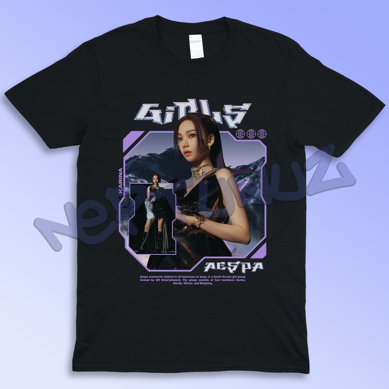 Puede incluir: Camiseta negra con un gr&aacute;fico de una mujer y la palabra "GIRLS" en una fuente futurista. La camiseta tambi&eacute;n incluye el nombre "KARINA" y el nombre del grupo "AESPA". El dise&ntilde;o utiliza colores morados y blancos.
