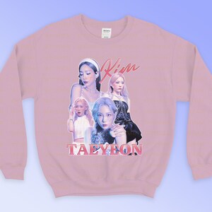 K&ouml;nnte beinhalten: Ein hellrosa Sweatshirt mit einer Collage von Taeyeon-Bildern, dem Namen "Kim" und "TAEYEON" in rosa Schrift. Das Sweatshirt hat lange &Auml;rmel und einen Rundhalsausschnitt.