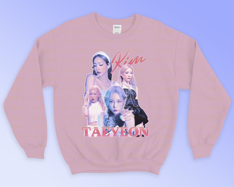 K&ouml;nnte beinhalten: Ein hellrosa Sweatshirt mit einer Collage von Taeyeon-Bildern, dem Namen "Kim" und "TAEYEON" in rosa Schrift. Das Sweatshirt hat lange &Auml;rmel und einen Rundhalsausschnitt.