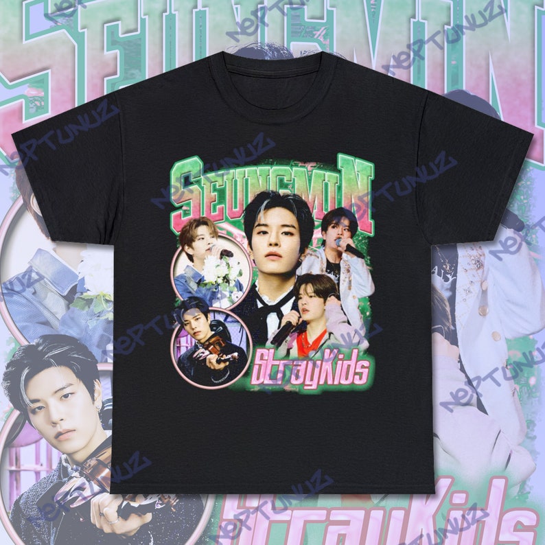 Puede incluir: Camiseta negra con un collage de im&aacute;genes de un miembro de un grupo musical, con el nombre "Seungmin" en letras verdes y rosas. Las palabras "Stray Kids" est&aacute;n en rosa debajo de las im&aacute;genes.